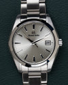 Grand Seiko Heritage Collection SBGV221 - Frontale close-up van de wijzerplaat met datumvenster op 3 uur en de kroon rechts