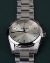 Grand Seiko Heritage Collection SBGV221 - Frontale close-up recht van voren met blauwe wijzers en de kroon rechts