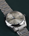 Grand Seiko Heritage Collection SBGV221 - Frontaal aanzicht onder een steile hoek met de kroon rechts en de schakelband schuin naar boven
