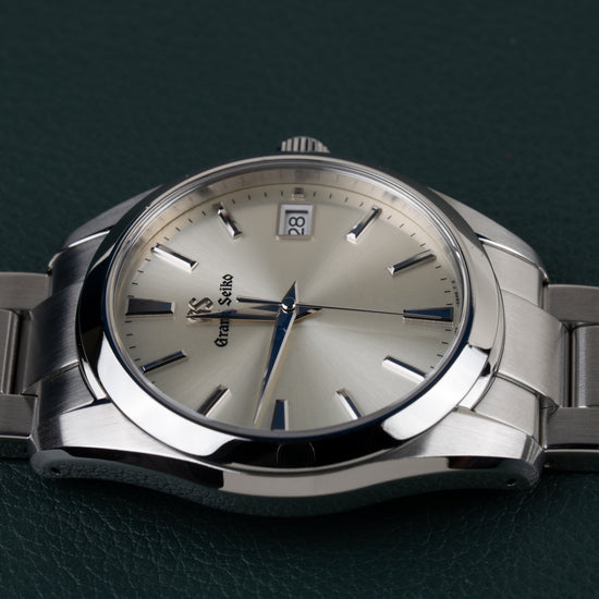 Grand Seiko Heritage Collection SBGV221 - Bovenaanzicht met de kroon boven de kast en de wijzerplaat recht van voren