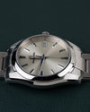 Grand Seiko Heritage Collection SBGV221 - Bovenaanzicht met de kroon boven de kast en de wijzerplaat recht van voren