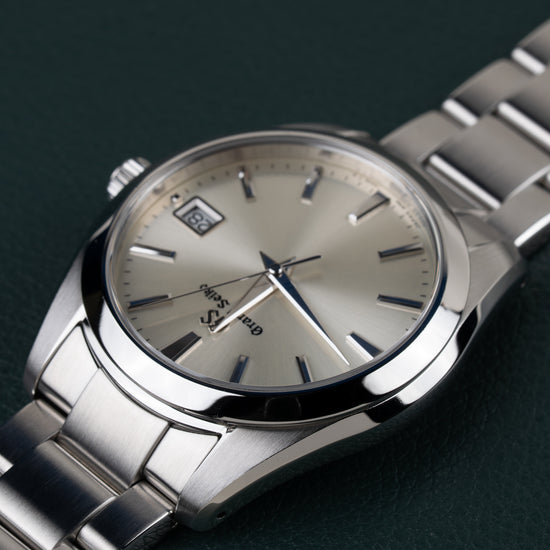 Grand Seiko Heritage Collection SBGV221 - Bovenaanzicht ondersteboven onder een hoek met de kroon aan de linkerzijde