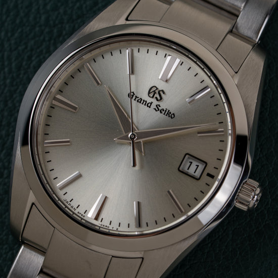Grand Seiko Heritage Collection SBGX263 - close-up frontaal onder een hoek met zilveren wijzerplaat en datumvenster op 3 uur