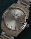 Grand Seiko Heritage Collection SBGX263 - close-up frontaal onder een hoek met zilveren wijzerplaat en datumvenster op 3 uur