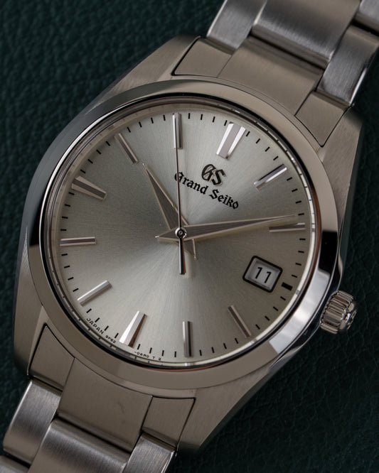 Grand Seiko Heritage Collection SBGX263 - close-up frontaal onder een hoek met zilveren wijzerplaat en datumvenster op 3 uur