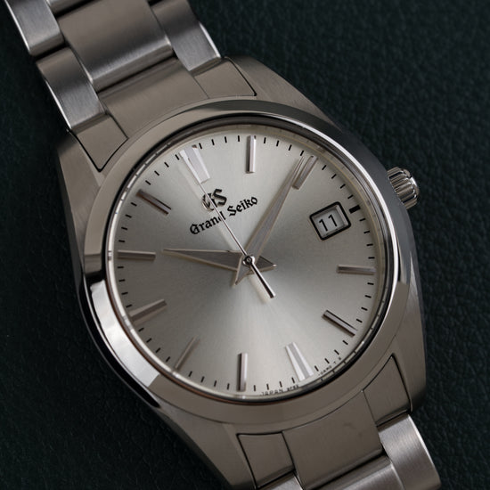 Grand Seiko Heritage Collection SBGX263 - frontaal aanzicht met zilveren wijzerplaat, stalen armband en kroon