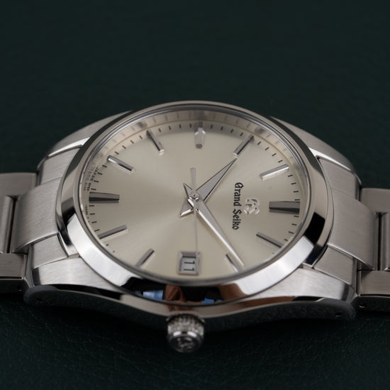 Grand Seiko Heritage Collection SBGX263 - onderaanzicht met kroon onderaan de kast