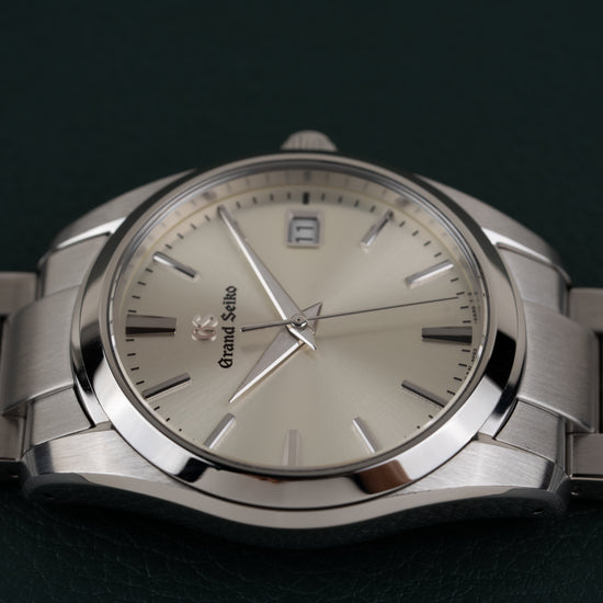 Grand Seiko Heritage Collection SBGX263 - bovenaanzicht met kroon boven de kast en datumvenster zichtbaar