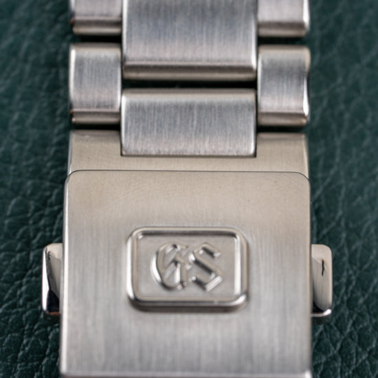 Grand Seiko Heritage Collection SBGX263 - close-up van de vouwsluiting met GS logo