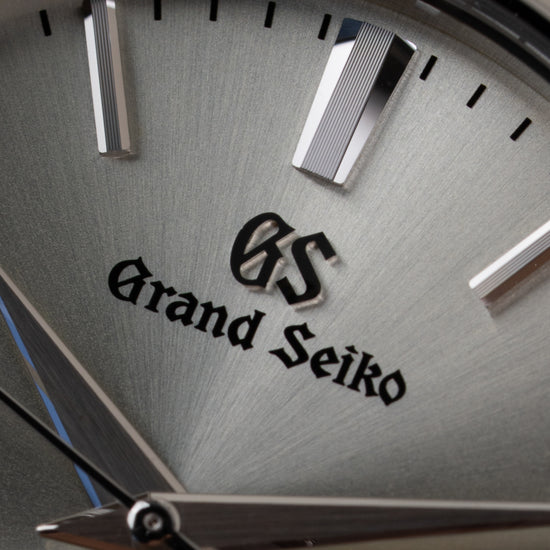 Grand Seiko Heritage Collection SBGX263 - extreme macro close-up van het GS logo en de urenwijzers op de wijzerplaat