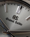 Grand Seiko Heritage Collection SBGX263 - extreme macro close-up van het GS logo en de urenwijzers op de wijzerplaat