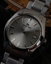Grand Seiko Heritage Collection SBGX263 - sfeerbeeld onder een hoek met zilveren wijzerplaat tegen decoratieve achtergrond
