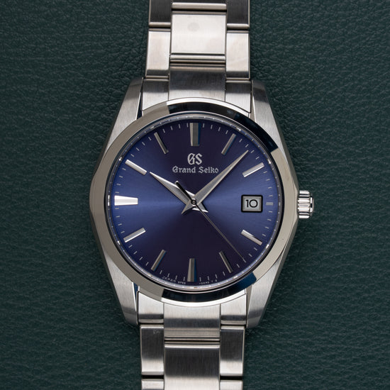 Grand Seiko Heritage Collection SBGX265 - frontaal aanzicht van de diepblauwe wijzerplaat met datumvenster, kroon rechts