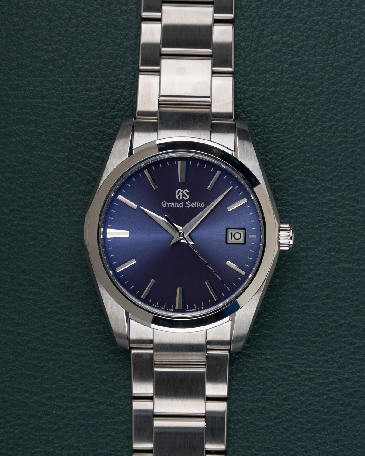 Grand Seiko Heritage Collection SBGX265 - frontaal aanzicht van de diepblauwe wijzerplaat met datumvenster, kroon rechts