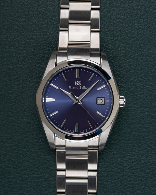 Grand Seiko Heritage Collection SBGX265 - frontaal aanzicht van de diepblauwe wijzerplaat met datumvenster, kroon rechts