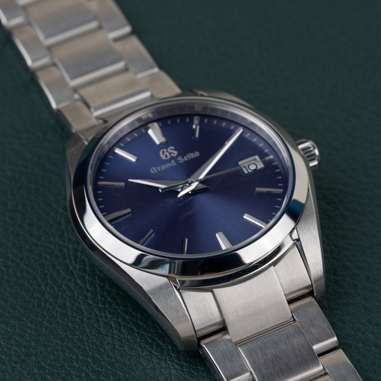 Grand Seiko Heritage Collection SBGX265 - diagonaal aanzicht met goed leesbaar GS-logo op de wijzerplaat