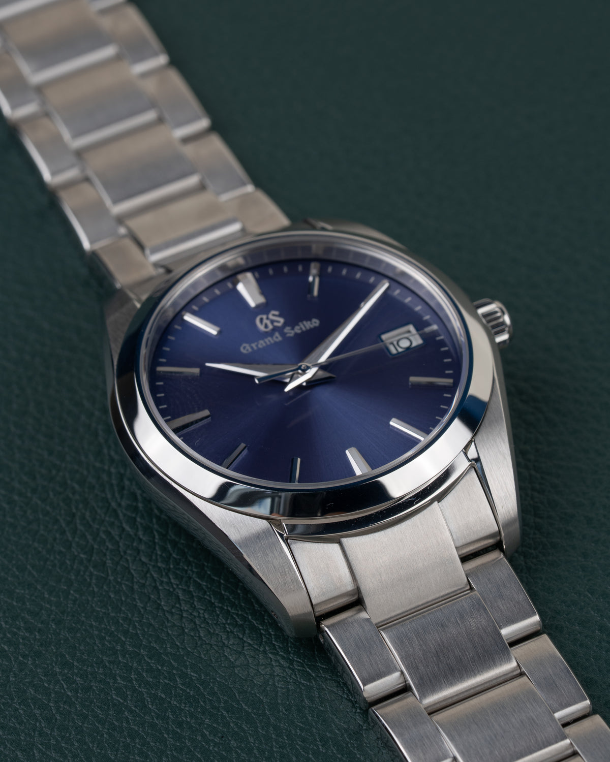 Grand Seiko Heritage Collection SBGX265 - diagonaal aanzicht met goed leesbaar GS-logo op de wijzerplaat