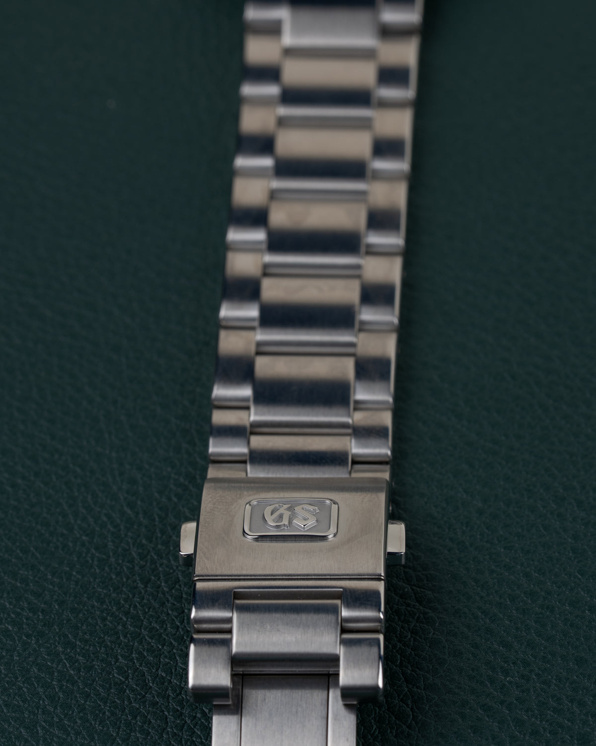 Grand Seiko Heritage Collection SBGX265 - close-up van de vouwsluiting met gegraveerd GS-logo