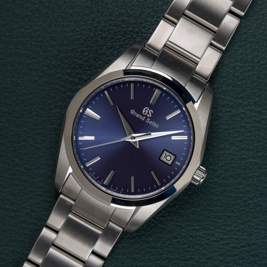 Grand Seiko Heritage Collection SBGX265 - diagonaal aanzicht van het horloge op een groene ondergrond