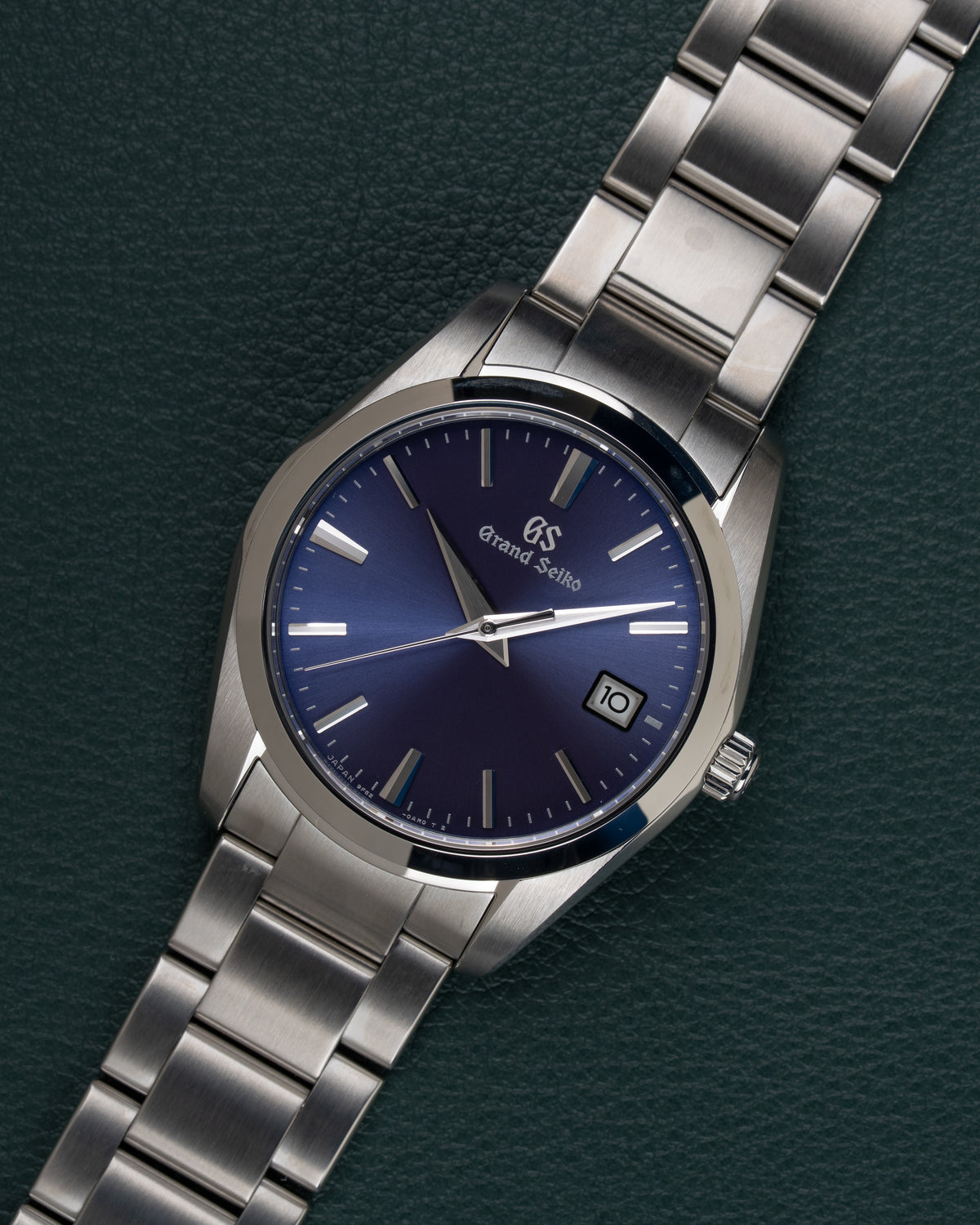 Grand Seiko Heritage Collection SBGX265 - diagonaal aanzicht van het horloge op een groene ondergrond