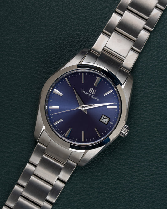 Grand Seiko Heritage Collection SBGX265 - diagonaal aanzicht van het horloge op een groene ondergrond