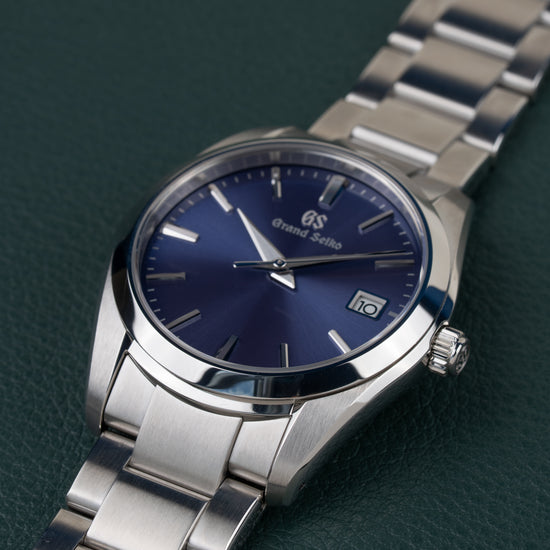 Grand Seiko Heritage Collection SBGX265 - aanzicht van onderaf met de kroon prominent in beeld