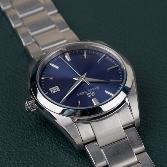 Grand Seiko Heritage Collection SBGX265 - ondersteboven gefotografeerd in diagonale hoek, kroon links