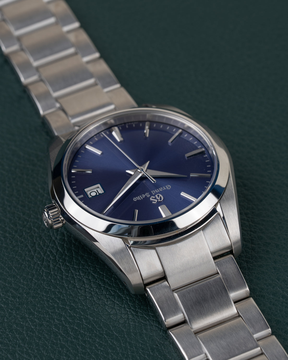 Grand Seiko Heritage Collection SBGX265 - ondersteboven gefotografeerd in diagonale hoek, kroon links