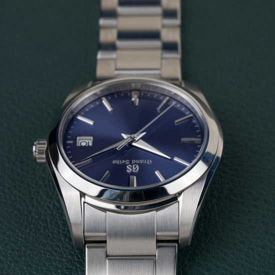Grand Seiko Heritage Collection SBGX265 - ondersteboven aanzicht vanuit een andere hoek, kroon links