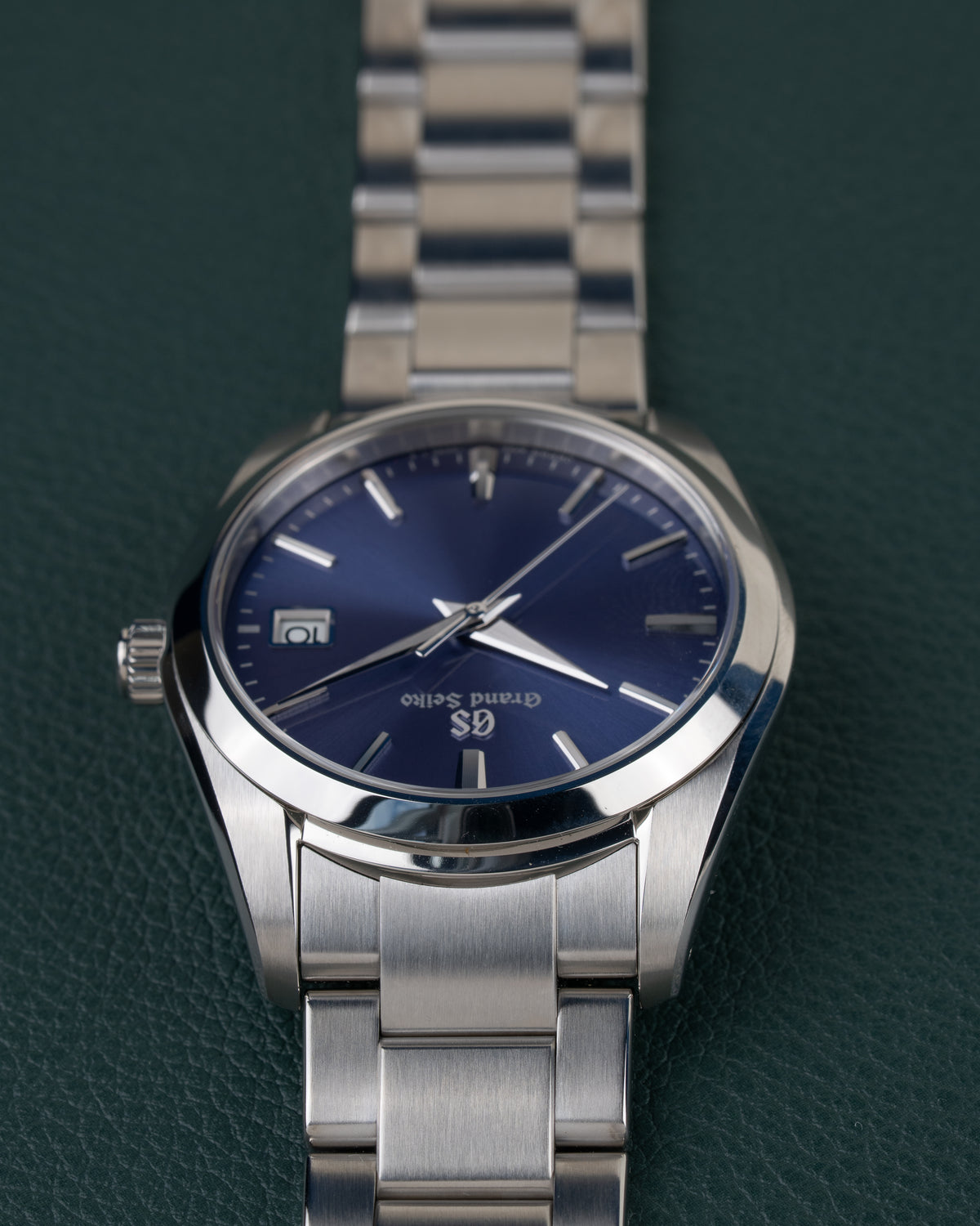 Grand Seiko Heritage Collection SBGX265 - ondersteboven aanzicht vanuit een andere hoek, kroon links