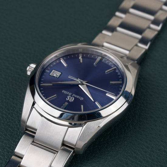 Grand Seiko Heritage Collection SBGX265 - ondersteboven close-up van de blauwe wijzerplaat met datumvenster