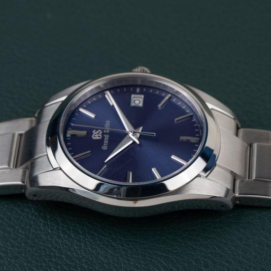 Grand Seiko Heritage Collection SBGX265 - recht van voren gefotografeerd met de kroon bovenaan in beeld