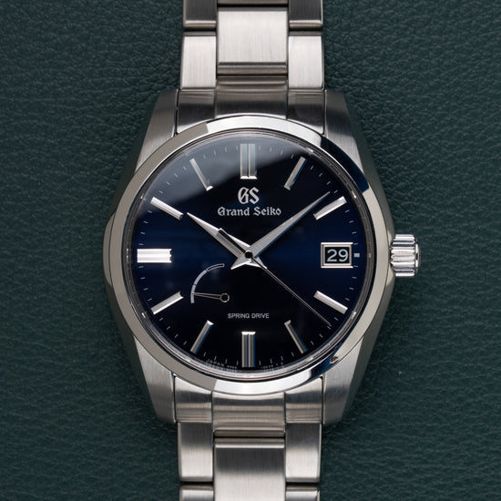 Grand Seiko Spring Drive SBGA439 - frontaal aanzicht van de middernachtblauwe wijzerplaat met gangreserve-indicator en datumvenster