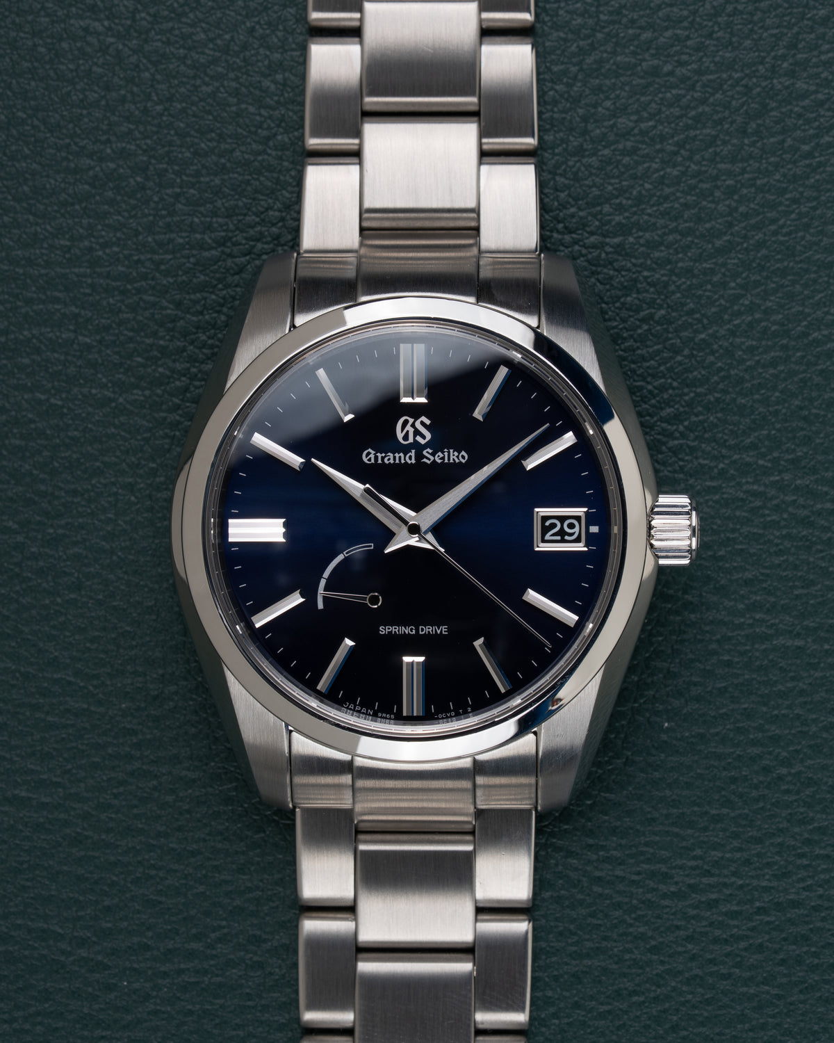 Grand Seiko Spring Drive SBGA439 - frontaal aanzicht van de middernachtblauwe wijzerplaat met gangreserve-indicator en datumvenster