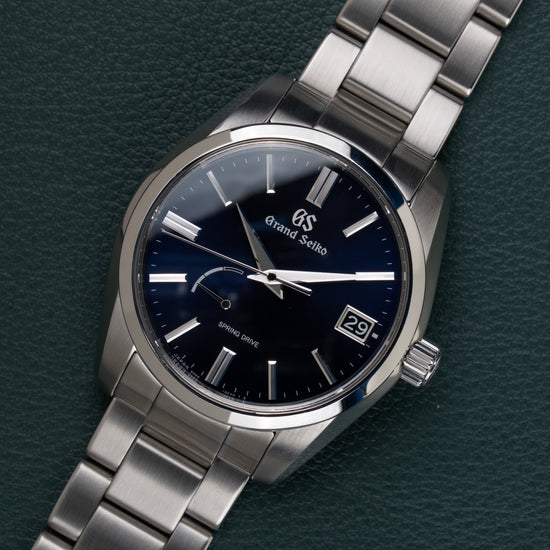 Grand Seiko Spring Drive SBGA439 - diagonaal aanzicht van het horloge, kroon rechts