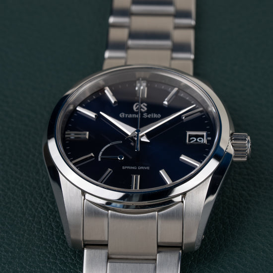 Grand Seiko Spring Drive SBGA439 - close-up van de wijzerplaat en gepolijste kast, kroon rechts