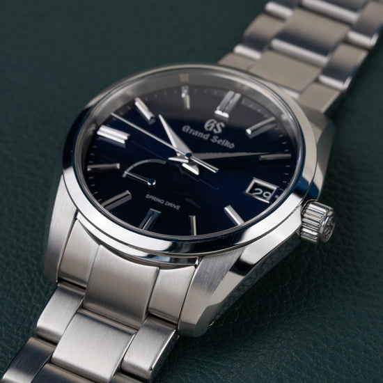 Grand Seiko Spring Drive SBGA439 - aanzicht van schuin onder met de kroon prominent in beeld