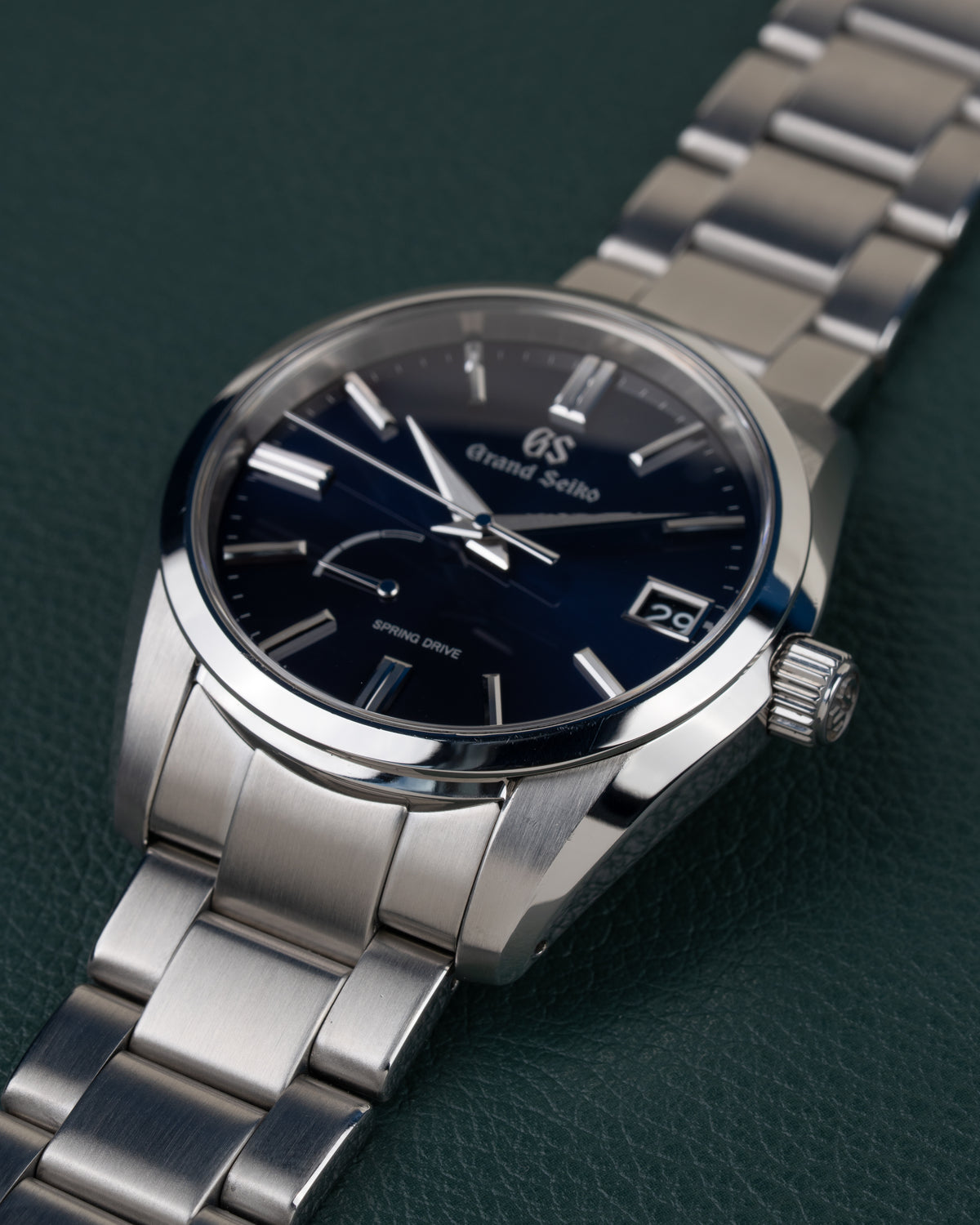 Grand Seiko Spring Drive SBGA439 - aanzicht van schuin onder met de kroon prominent in beeld