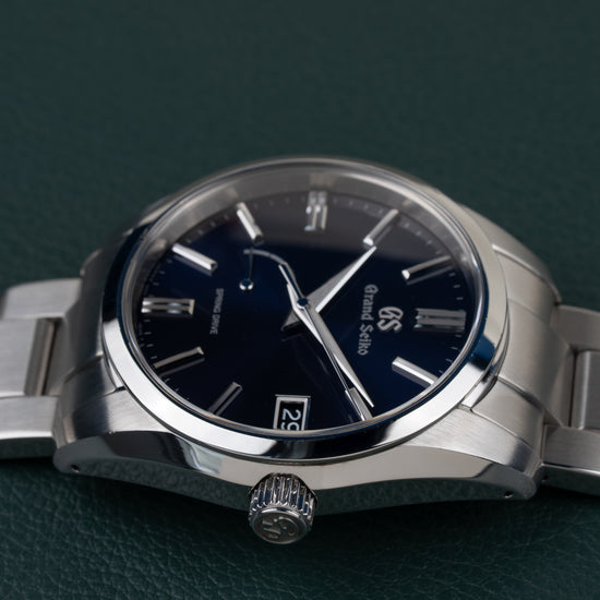 Grand Seiko Spring Drive SBGA439 - horloge 90 graden gedraaid gefotografeerd, kroon onderaan met GS-gravering
