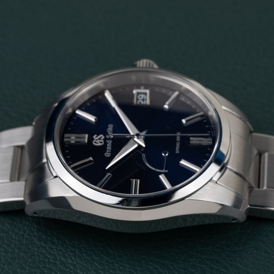 Grand Seiko Spring Drive SBGA439 - horloge 90 graden de andere kant op gedraaid, kroon bovenaan