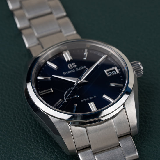 Grand Seiko Spring Drive SBGA439 - tweede diagonaal aanzicht van het horloge, kroon rechts