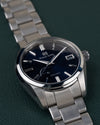 Grand Seiko Spring Drive SBGA439 - tweede diagonaal aanzicht van het horloge, kroon rechts