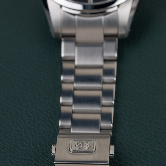 Grand Seiko Spring Drive SBGA439 - close-up van de vouwsluiting met gegraveerd GS-logo