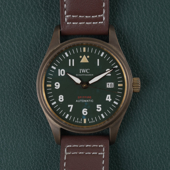 IWC Pilot's Watch Automatic Spitfire IW326802 - Volledig horloge recht van boven met groene wijzerplaat en bruine leren band