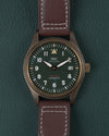 IWC Pilot's Watch Automatic Spitfire IW326802 - Volledig horloge recht van boven met groene wijzerplaat en bruine leren band