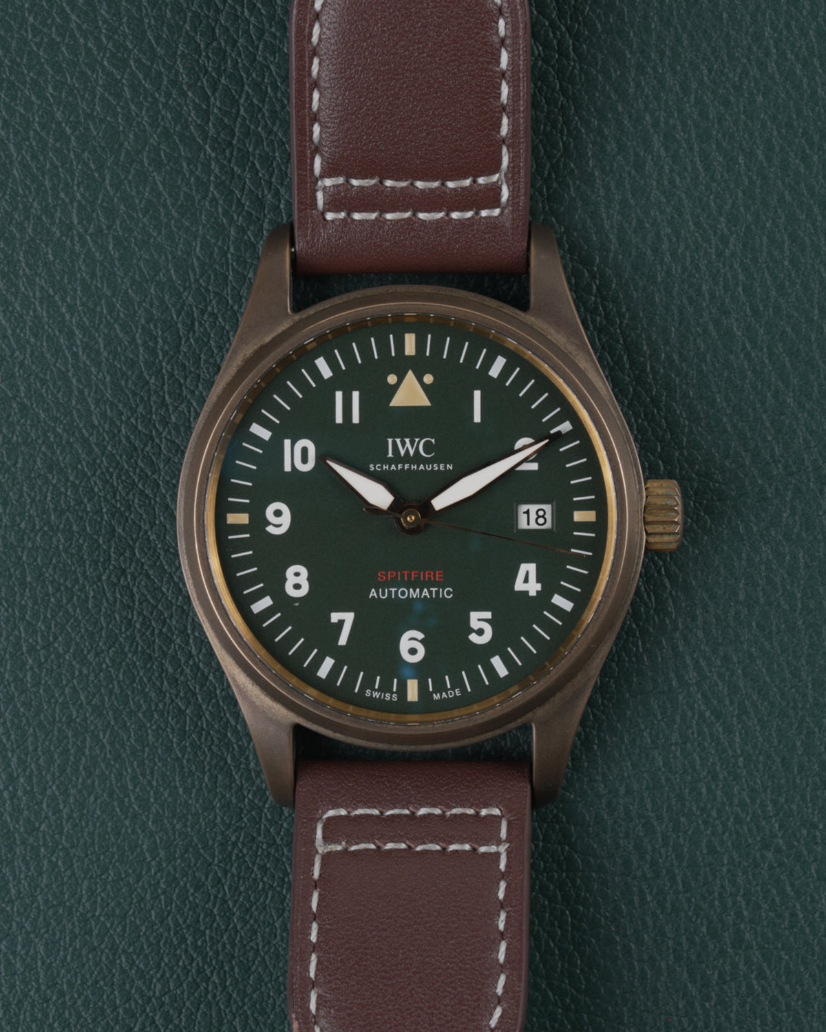 IWC Pilot's Watch Automatic Spitfire IW326802 - Volledig horloge recht van boven met groene wijzerplaat en bruine leren band