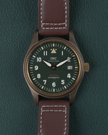 IWC Pilot's Watch Automatic Spitfire IW326802 - Volledig horloge recht van boven met groene wijzerplaat en bruine leren band