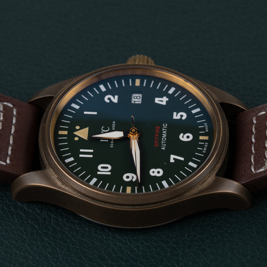 IWC Pilot's Watch Automatic Spitfire IW326802 - Bovenaanzicht met de kroon boven de kast en het datumvenster op 12 uur