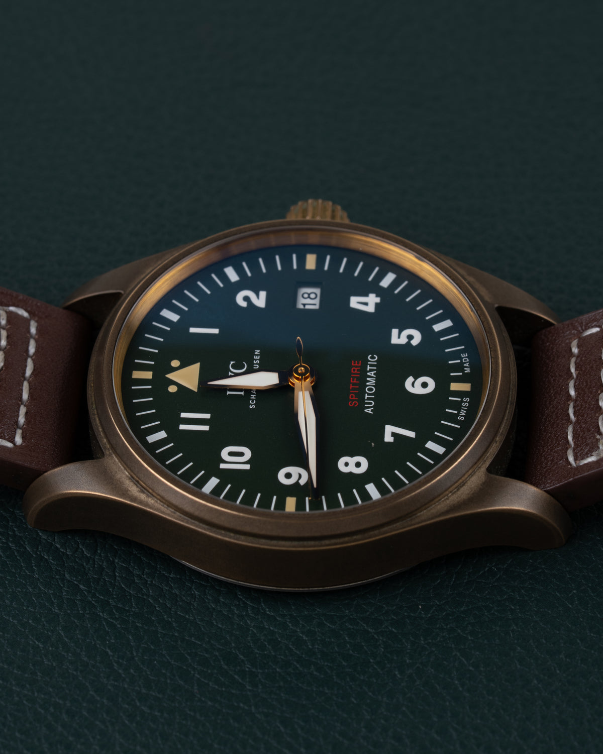 IWC Pilot's Watch Automatic Spitfire IW326802 - Bovenaanzicht met de kroon boven de kast en het datumvenster op 12 uur