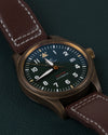 IWC Pilot's Watch Automatic Spitfire IW326802 - Frontaal aanzicht onder een hoek met de kroon rechts en de leren band schuin naar boven
